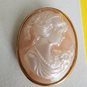 Cameo Pin Brooch Pendant All intact Gold Tone Vintage Right Facing Peach & Cream